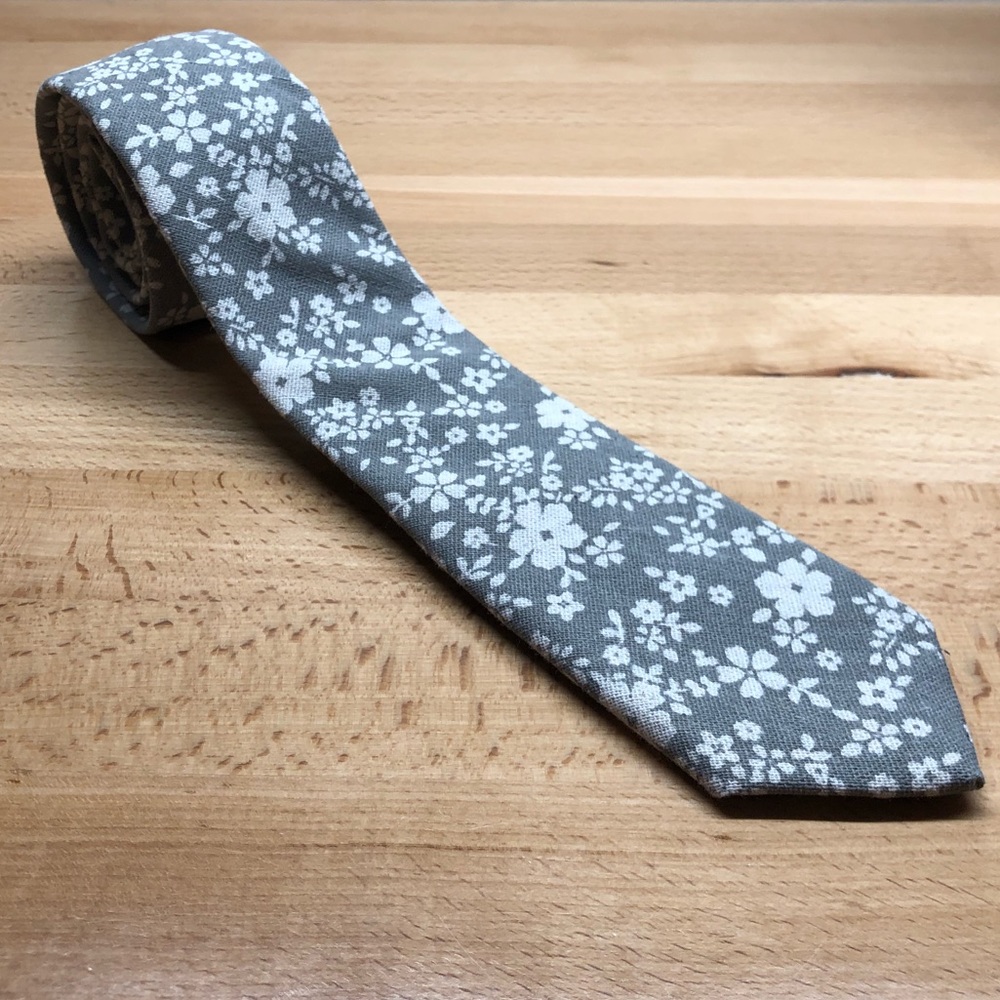 Grey and white floral tie